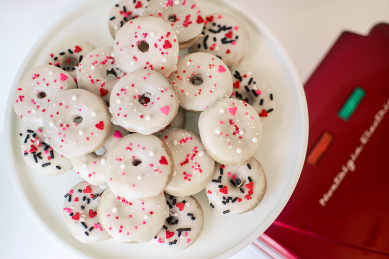 Baked Valentine&rsquo;s Day Donuts