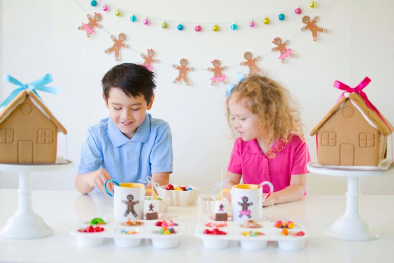 A Gingerbread House Decorating Party &ndash; A Holiday Tradition