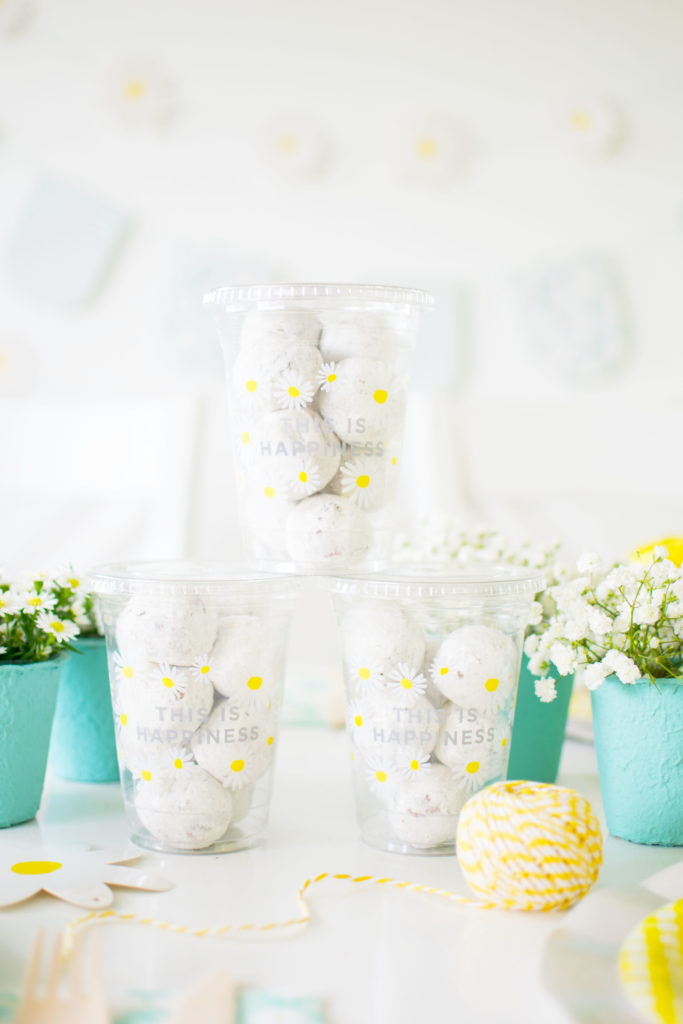 A Lovely Daisy Spring Tablescape