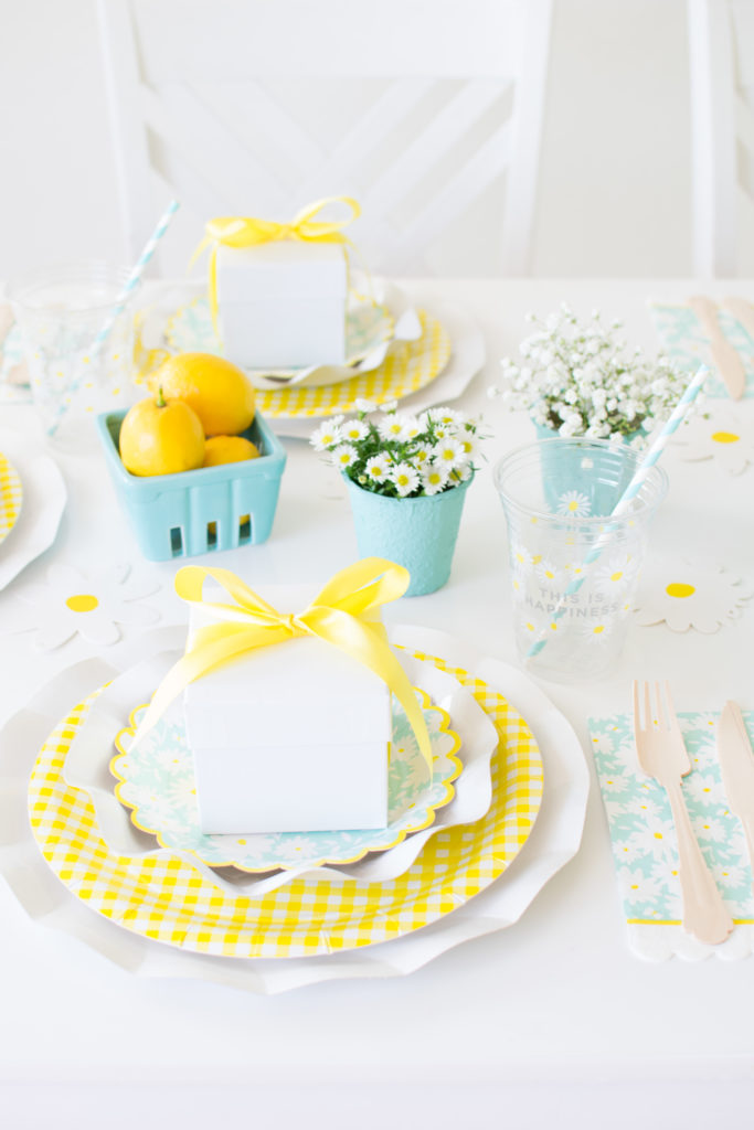 A Lovely Daisy Spring Tablescape