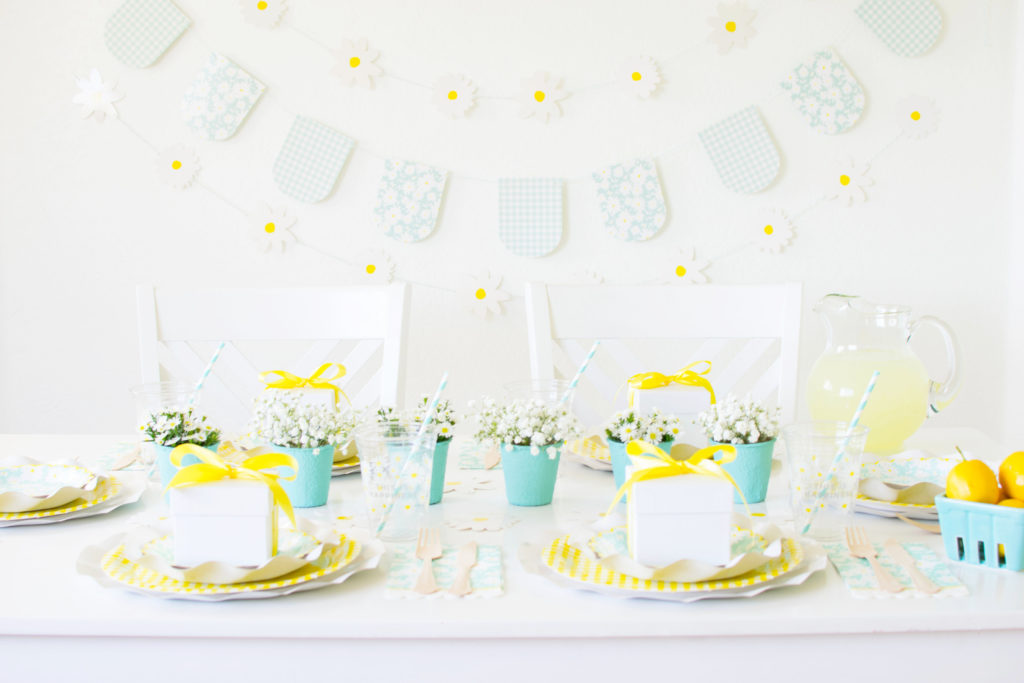 A Lovely Daisy Spring Tablescape