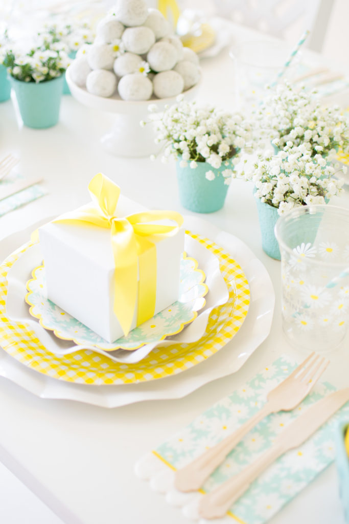 A Lovely Daisy Spring Tablescape