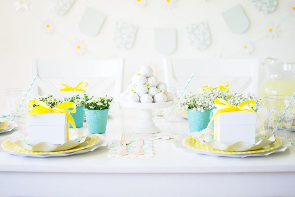 A Daisy Inspired Spring Tablescape