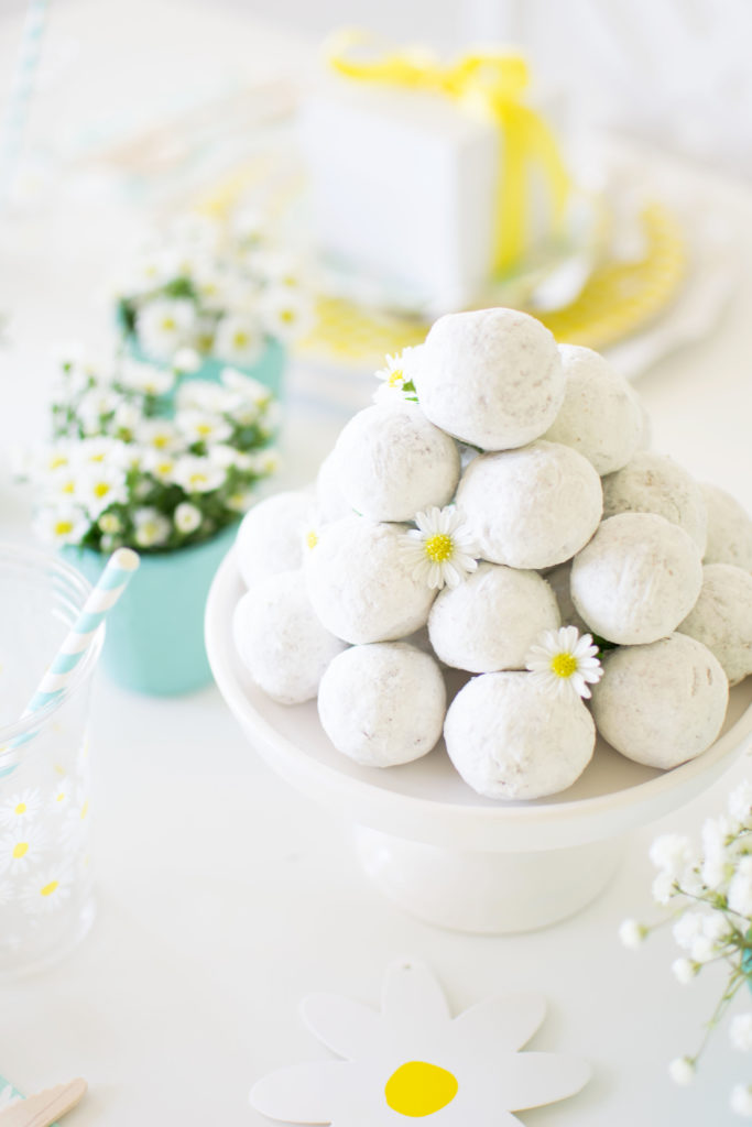 A Lovely Daisy Spring Tablescape