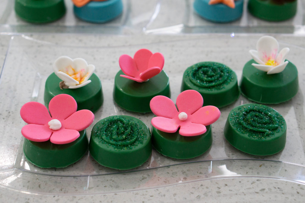 Throw a fun and festive Moana inspired Luau Birthday Party #tropicalparty #summerparty #summerpartyideas #luau #kokomoracoconutcups