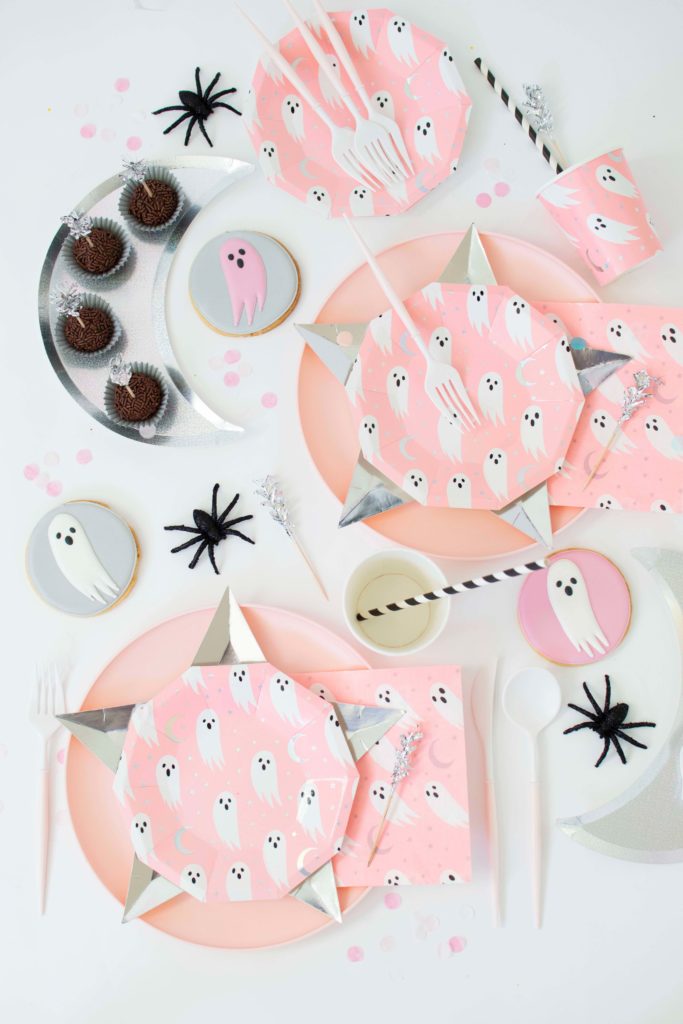 Modern Pink Halloween Party Paper Plates