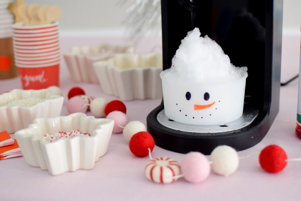 Snowman Shaved Ice Holiday Treats utilizando la máquina de hielo raspado Hawaiian Home Pro Shaver 9 Muñeco de nieve Hielo raspado Regalos navideños